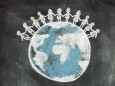 Tafelzeichnung Weltkugel mit Menschen GESELLSCHAFT creative *** Blackboard world globe with people