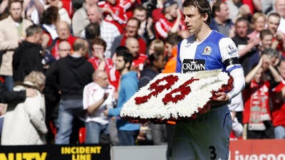 Stadion-Katastrophe in England: Im Gedenken an die Katastrophe trug Stephen Warnock, Kapitän der Blackburn Rovers, am Ostersamstag ein Blumengedeck ins Stadion von Liverpool.