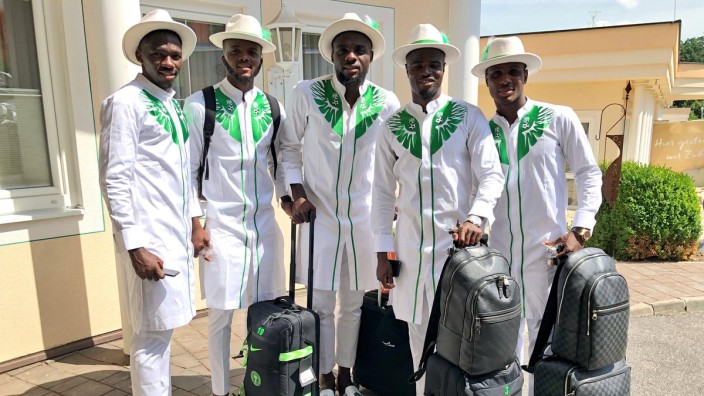 Nigerias Trainer Gernot Rohr: Aus einer anderen Welt - und in puncto Garderobe bei der WM schon mal weit vorne: die Super Eagles aus Nigeria bei ihrer Ankunft in Russland.