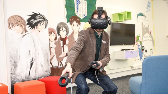 Stadtbücherei Geretsried: Die Bücherei Geretsried erreicht junge Leute, auch, weil es dort einen Gaming-Raum gibt. Björn Rodenwaldt demonstriert die Funktion der VR-Brille.