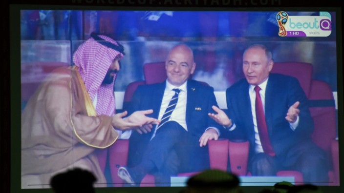 SZ-Liveticker zur Fußball-WM: Saudi-Arabiens Kronprinz Mohammed bin Salman (li.) mit Fifa-Präsident Infantino und Putin: Wie man halt bei der WM zusammentrifft