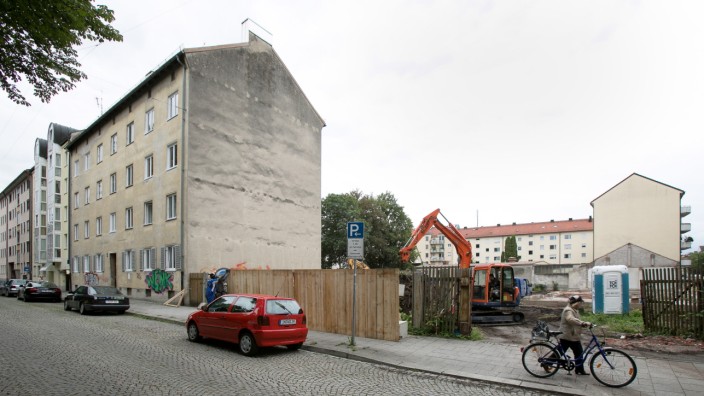 Fünfzigerjahrebau Wackersberger Str. 37 in Sendling âÄ" dem droht der Abriss. Mit Nachbargrundstück No. 39.  Dort wurde in dieser Woche ein Lagerhaus plattgemacht.