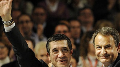 Spanien: Der designierte baskische Regierungschef Patxi Lopez (links) mit dem spanischen Ministerpräsidenten Jose Luis Rodriguez Zapatero auf einer Wahlkampfverantstaltung im Februar