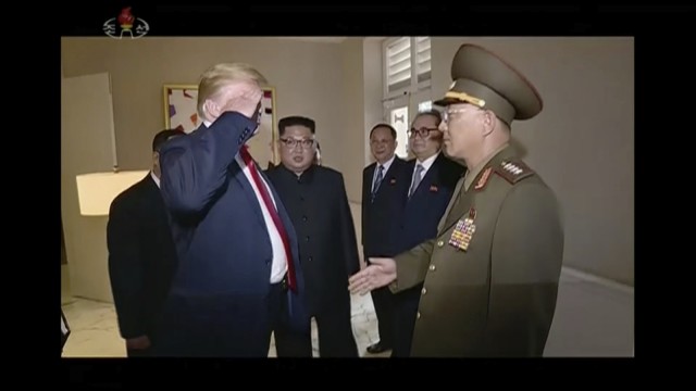 Trump über Kim: Trump salutiert, General No Kwang Chol streckt die Hand aus: Szene aus Singapur.