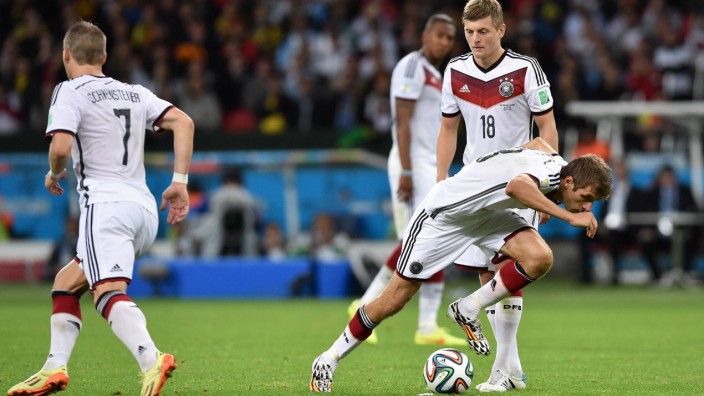 FUSSBALL WM 2014 ACHTELFINALE Deutschland Algerien 30 06 2014 Thomas Mueller vorn wendet beim Fr