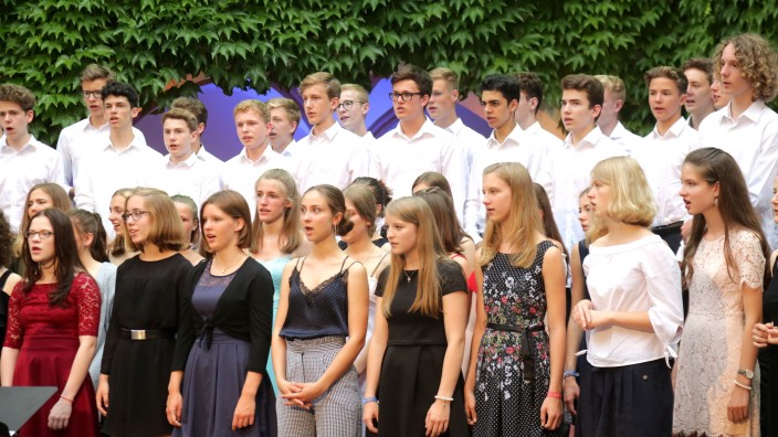 Literatur und Musik: Der Chor des Camerloher-Gymnasiums verzauberte die Besucher der Sommer-Kultur-Nächte auf dem Domberg mit seiner Schubertiade.
