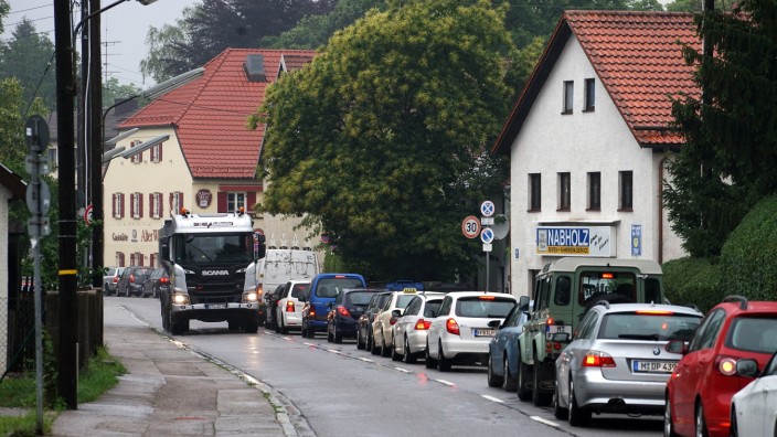 Fürstenried: Stoßstange an Stoßstange: Die Herterichstraße in Solln zieht immer mehr Schleichverkehr an - so lange, bis nichts mehr geht.