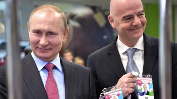 Uefa und Fifa: Russlands Staatspräsident Wladimir Putin (links) und Fifa-Boss Gianni Infantino am Rande eines WM-Spiels in Sotschi 2018.