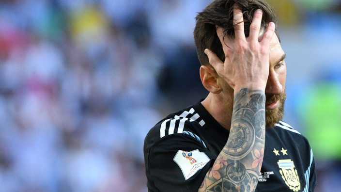 Fußball-WM: Erdrückt von der ganzen Last: Lionel Messi nach dem WM-Spiel gegen Island.