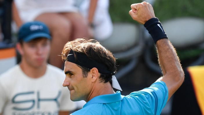 Tennis: Roger Federer freut sich über seinen Sieg gegen Nick Kyrgios in Stuttgart.