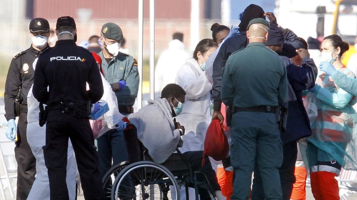 Spanien: Etwa 80 Passagiere der Rettungsschiffe mussten in Krankenhäuser gebracht werden.