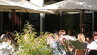 Internationales Restaurant Maxvorstadt "Volksgarten": Sonne oder Schatten? Im Volksgarten hat man die Wahl.