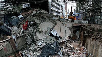 Einsturz des Kölner Stadtarchivs: Der schiefe Kirchturm, die Überschwemmung in der Baugrube: Beim Kölner U-Bahn-Bau wurde viel ignoriert - in Bildern.