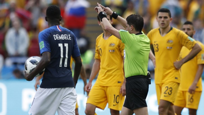 Videobeweis bei der WM: Schiedsrichter Andres Cunha greift im Spiel Frankreich gegen Australien auf den Videobeweis zurück.