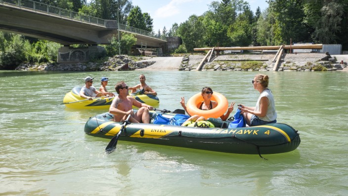 Freizeitspaß versus Naturschutz: Schlauchbootfahrer haben auf der Isar reichlich Spaß. In diesem Sommer können sie noch wie gehabt den Fluss hinuntertreiben.