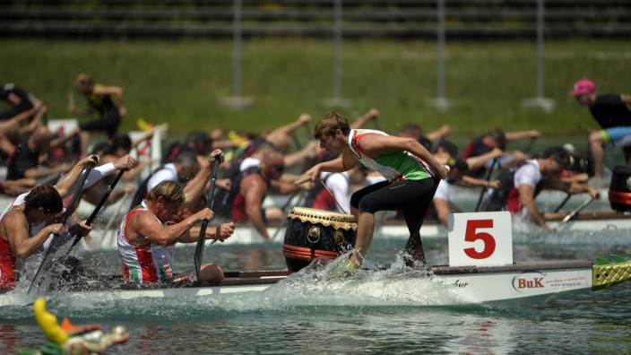 Drachenboot-Meisterschaften: Der Sport mit den Booten, in denen Paddler im Takt der Trommel Kurs halten müssen, kommt ursprünglich aus China.