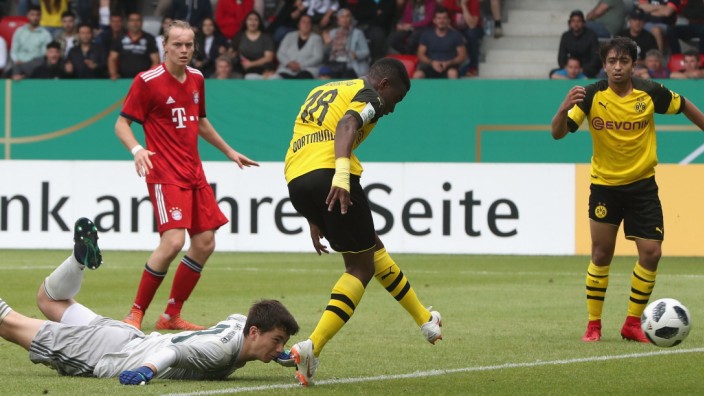 U17-Spieler Youssoufa Moukoko von Borussia Dortmund trifft gegen Bayern München.