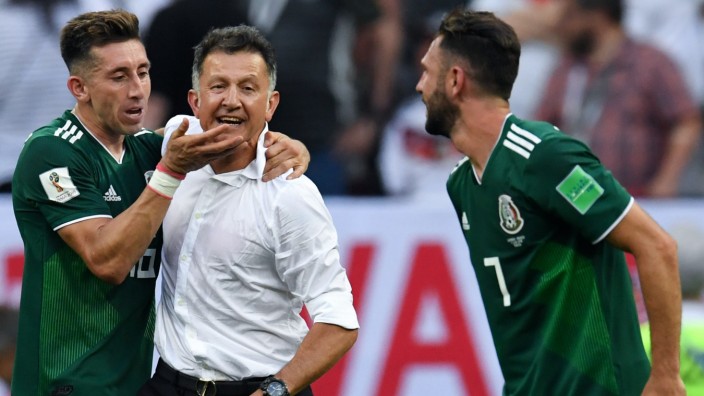 Fußball-WM: Plötzlich geliebt: Mexikos Trainer Juan Carlos Osorio mit seinen Spielern Hector Herrera (links) und Miguel Layun.