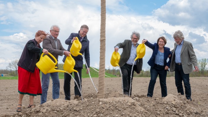 Klimaschutz: Auf Initiative der Agenda (links Vesselinka Koch, Vierter von links Wolfgang Ochs) wurden Bäume etwa zum Andenken von Heinz Billing gepflanzt.