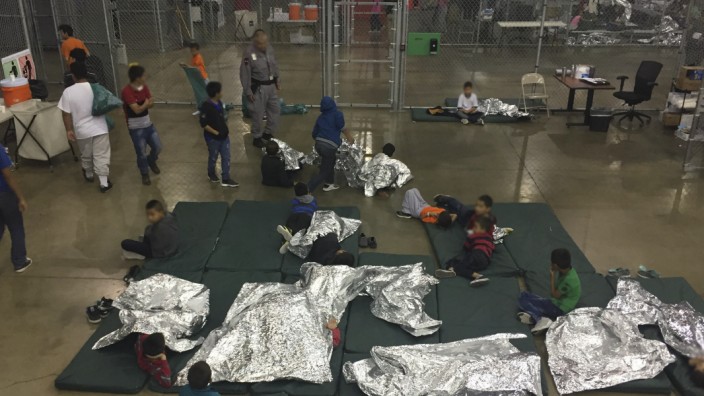 US-Einwanderungspolitik: Ein Foto aus dem Auffanglager für Migrantenkinder in McAllen, Texas. Die Kinder schlafen unter Neonlicht auf Matratzen am Boden.