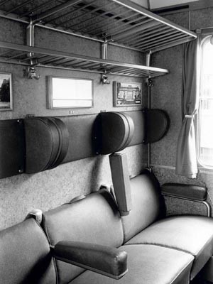 Dritte-Klasse-Abteil der Deutschen Bundesbahn in den 50er Jahren, Foto: AP