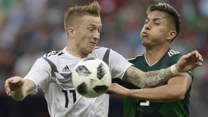 Deutsche Nationalmannschaft: Marco Reus (links) behauptet gegen Mexiko energisch den Ball.