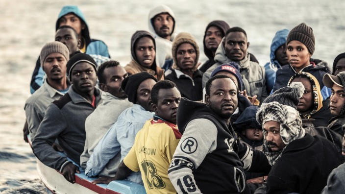 Hilfsorganisationen: Flüchtlinge warten auf Rettung durch die Organisation Sea Watch.