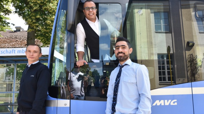 Nahverkehr: Neue Busfahrer bei der MVG: Nicolai Naumov (links), Salar Osman (rechts) und im Bus Iskendar Ali.