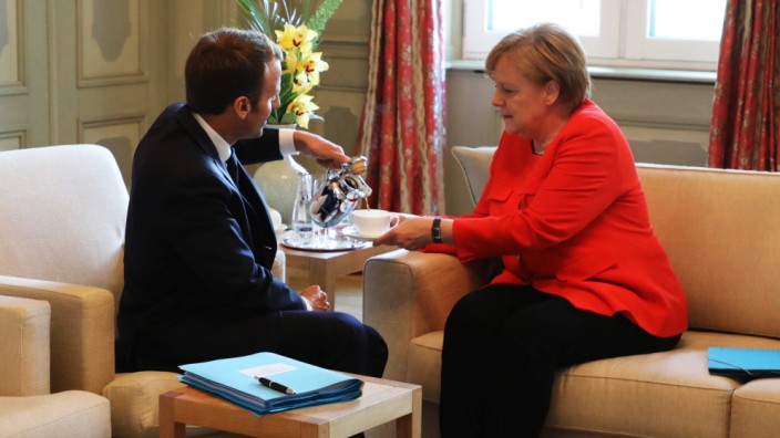 Merkel, Macron und die EU-Reform: Auf einen Tee mit der Kanzlerin: Emmanuel Macron und Angela Merkel berieten in Meseberg stundenlang ohne ihre Minister über europäische Fragen.
