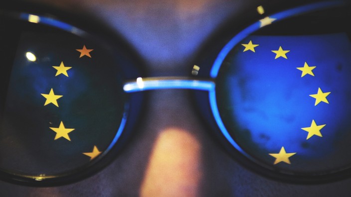 EU-Flagge reflektiert in einer Sonnenbrille