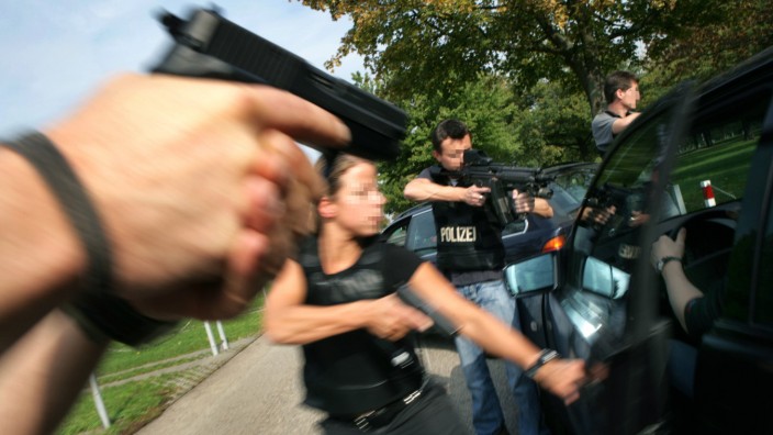 Polizeiwaffen: Polizisten üben in ihrer Ausbildung, wie sie sich in brenzligen Situationen verhalten sollen.
