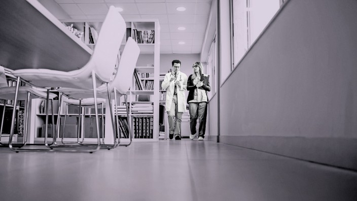 Doctor and nurse walking and talking model released Symbolfoto property released PUBLICATIONxINxGERx