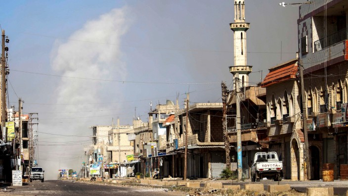 Krieg in Syrien: Nach Angriffen regimetreuer Truppen stehen Rauchwolken über Al-Hirak im Süden Syriens.