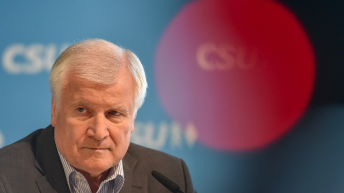 Streit in der Union: Horst Seehofer will im Asylstreit mit Kanzlerin Merkel nicht klein beigeben.