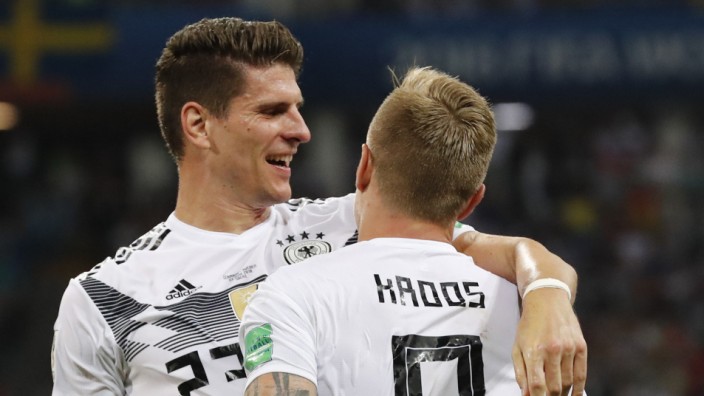Mario Gomez, Toni Kroos und Marco Reus bei der Fußball-WM 2018 gegen Schweden