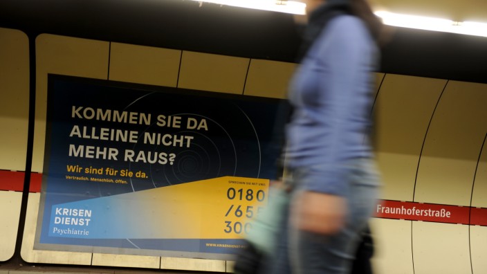 Aktion: "Wir sind für Sie da": Wie hier, im U-Bahnhof Fraunhoferstraße, weisen bald Hunderte Plakate auf die Notfallnummer des Krisendienstes hin.