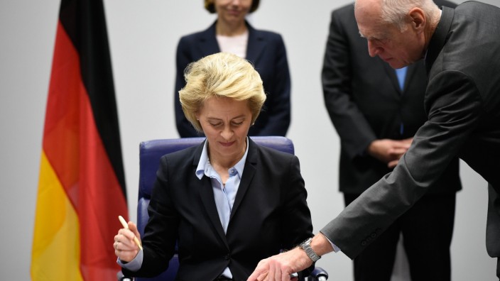 Europa: Krisen frühzeitig analysieren: Die deutsche Verteidigungsministerin Ursula von der Leyen setzt ihre Unterschrift unter die Absichtserklärung zur Gründung der EI2.