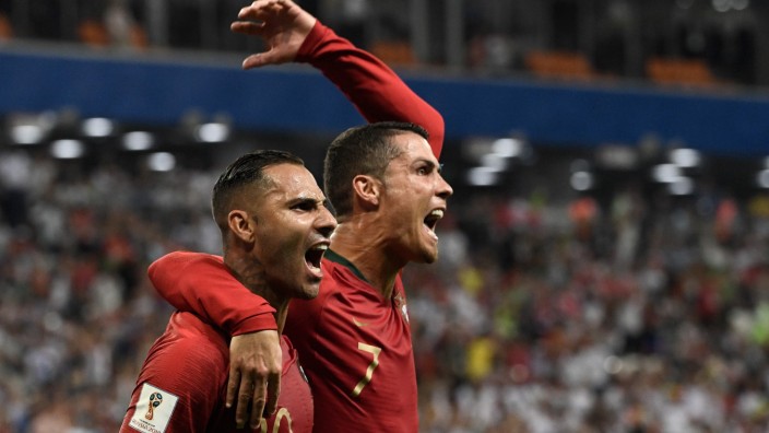 Fußball-WM: Auch zufrieden, wenn ein anderer trifft: Cristiano Ronaldo freut sich mit dem Torschützen Ricardo Quaresma (links).