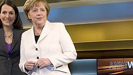 Merkel bei Anne Will: Angela bei Anne: Bundeskanzlerin Merkel beim Fototermin nach dem ARD-Polittalk "Anne Will".