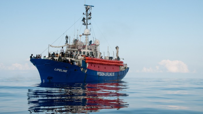 Italienische Politik: Die "Lifeline", ein Rettungsboot der gleichnamigen deutschen NGO.