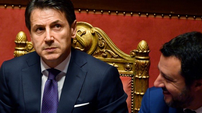 Regierung in Italien: Ministerpräsident Conte (links) flankiert von Innenminister Salvini