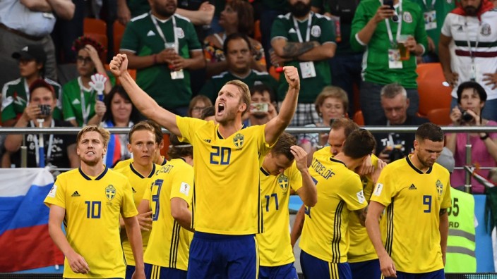Fußball-WM: Die Schweden bejubeln ihr - spätestens - spielentscheidendes 3:0.