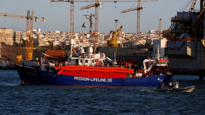 Das Rettungsschiff "Lifeline" im Hafen von Valetta