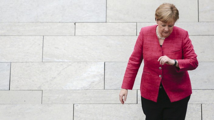 Leserdiskussion: Die Zeit wird knapp im Unionsstreit: Bis zum Wochenende will Angela Merkel eine europäische Lösung präsentieren, die Innenminister Seehofer von einem nationalen Alleingang abhalten soll.