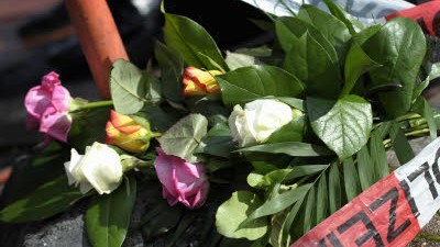 Amoklauf von Winnenden: Blumen nahe der Albertville-Realschule in Winnenden: Trauerrituale helfen den Überlebenden, die Situation zu verarbeiten.