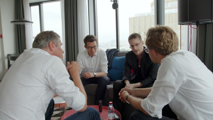 SZ-Werkstatt: Vier Stunden Interview in Moskau: Georg Mascolo, Bastian Obermayer, Edward Snowden und Frederik Obermaier (von links).