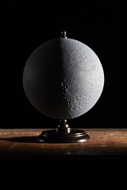 Kunst: Ein Mondglobus, exakt so, wie ihn die Nasa fotografiert hat