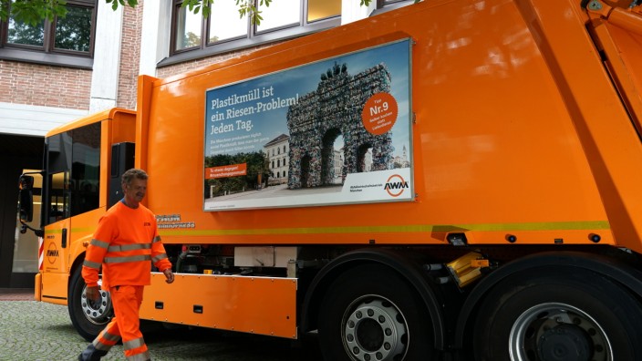 AWM: An Infoscreens, mit Plakaten wie auch mit den eigenen Fahrzeugen macht der Abfallwirtschaftsbetrieb auf seine Kampagne gegen Plastik aufmerksam.