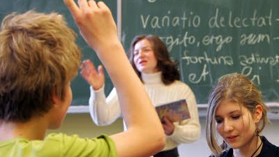 Studie: Lehrer-Image: Lateinunterricht am Gymnasium: Schlechte Schulleistungen liegen nach Ansicht von zwei von drei Bürgern an zu großen Klassen.