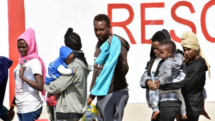Schiff mit mehr als 900 Flüchtlingen landet in Italien